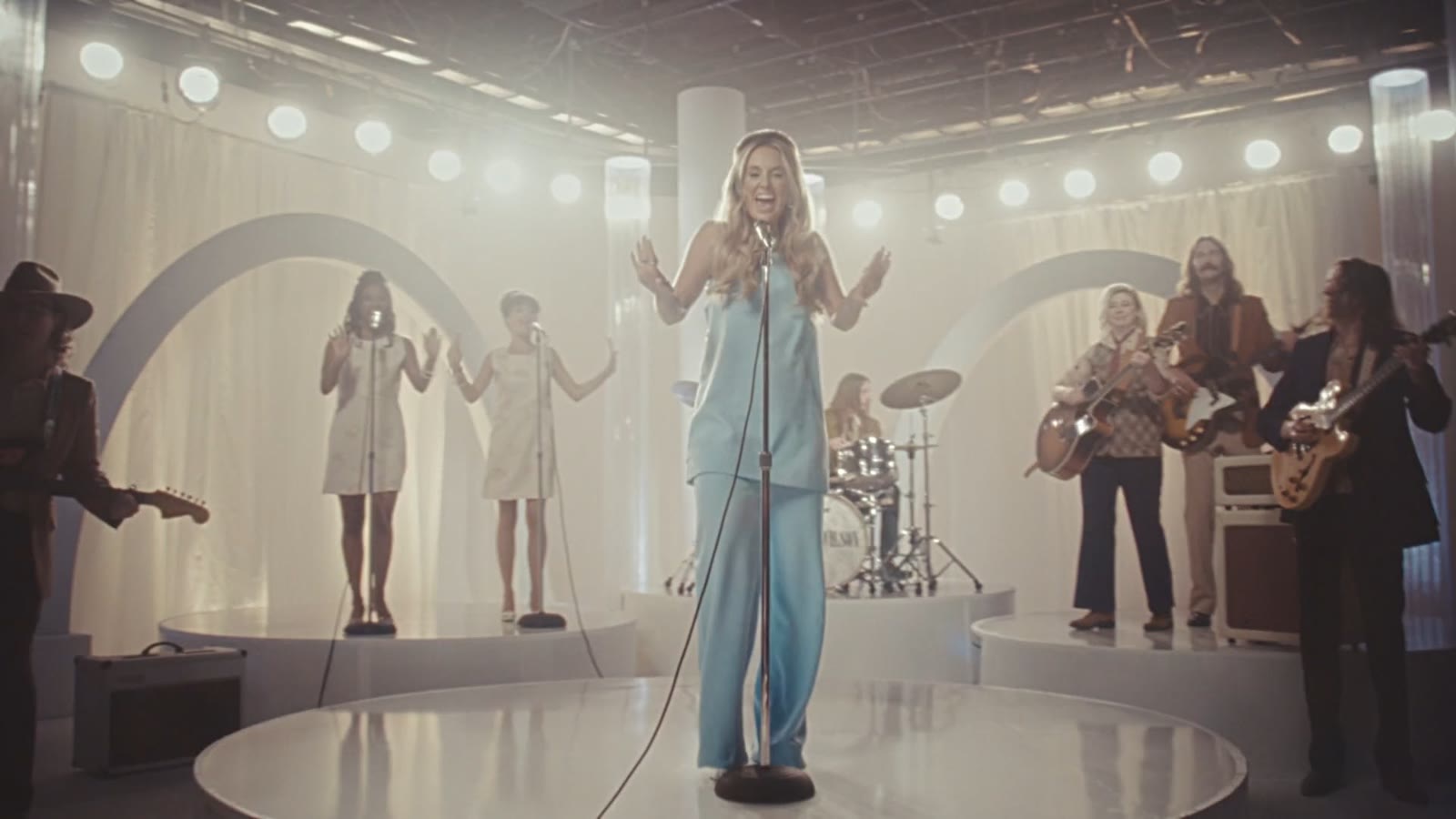 Lainey Wilson — Hang Tight Honey
